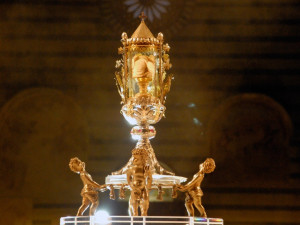 relikui yang berisi hosti mukjizat siena90